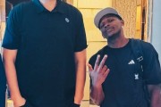 爱德华兹合影姚明 配文:我要隔扣他以此致敬